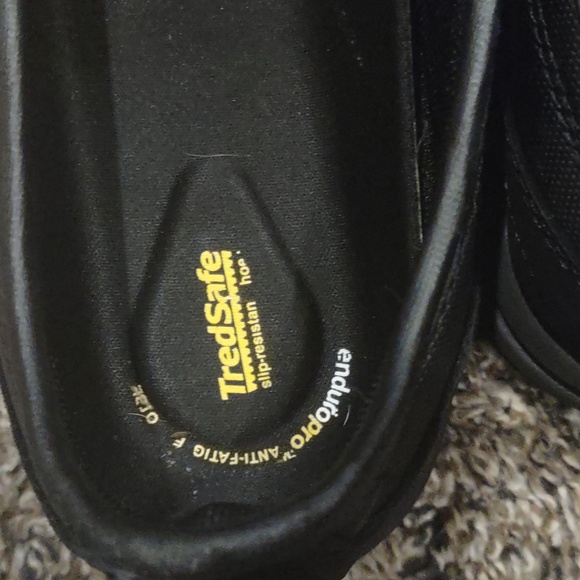 Slip resistant shoes - Picture 2 of 7